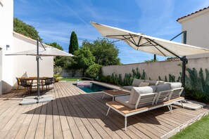 Outdoor dining - Villa 'Avec Piscine À Marseille' with Private Pool, Wi-Fi and Air Conditioning (Marseille)