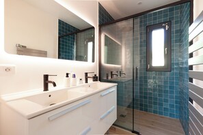 Dusche, Haartrockner, Handtücher