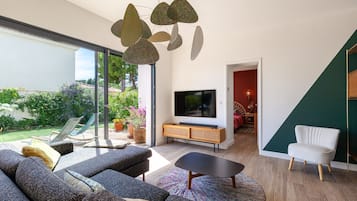 TV, mesa de pingue-pongue