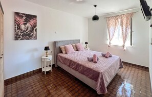 2 bedrooms, iron/ironing board, free WiFi, bed sheets