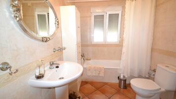 Douche, sĂšche-cheveux, serviettes fournies