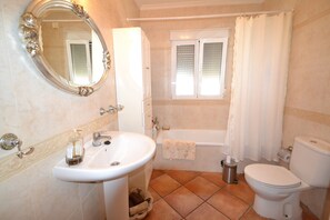 Ducha, secador de pelo, toallas