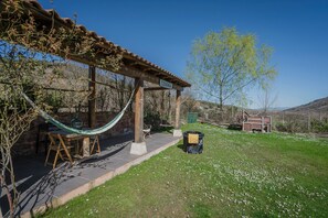 Outdoor dining - Country House 'El Astial' with Mountain Views, Private Terrace and Wi-Fi (Ezquerra)