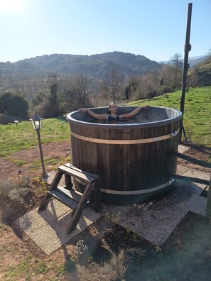Outdoor spa tub