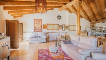 Een televisie, een open haard en een tafeltennistafel