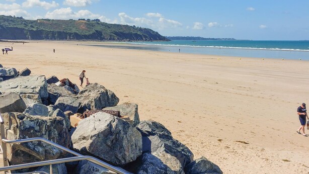 A beach with large rocks in the foreground, a clear sky, and a distant view of the coastline. - Beautiful home in Plérin with WiFi (Plérin)