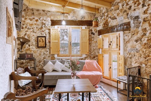 Renovated rural house with fireplace and swimming pool, close to hiking trails and reservoir.