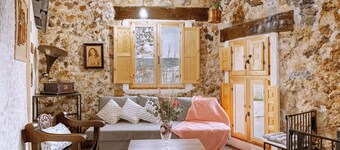 Casa rural reformada con chimenea y piscina, cerca rutas de senderismo y embalse