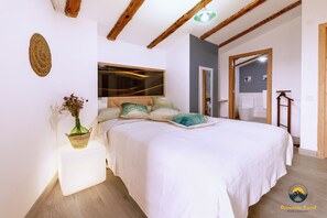 5 Schlafzimmer, Schreibtisch, Bügeleisen/Bügelbrett, Reisekinderbett