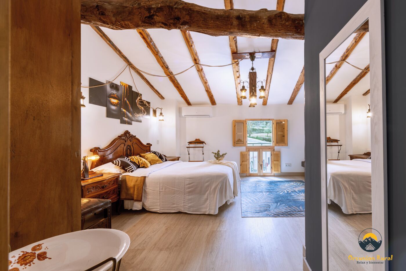 5 soverom, skrivebord, strykejern/-brett og reiseseng for barn