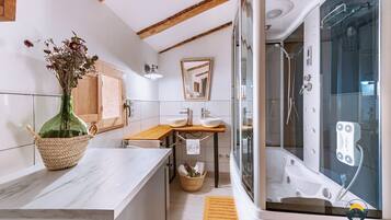 Douche, baignoire Ă jets, sĂšche-cheveux, serviettes fournies