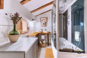 Dusche, Whirlpool, Haartrockner, Handtücher