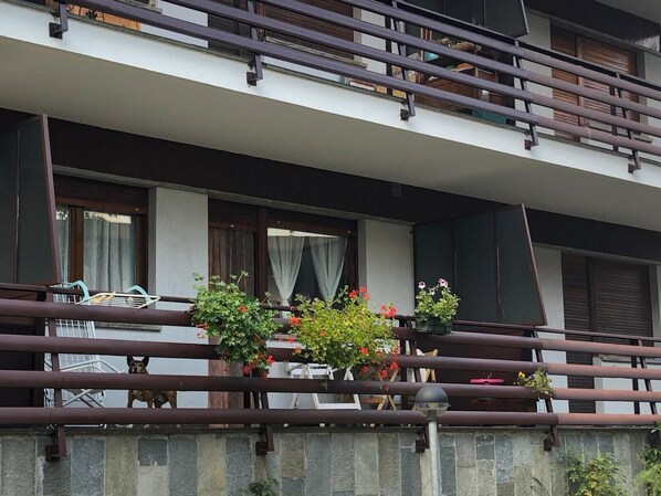 Property grounds - Studio Apartment 'L'oasi Dei Larici' with Shared Garden and Balcony (Bagnolo Piemonte)