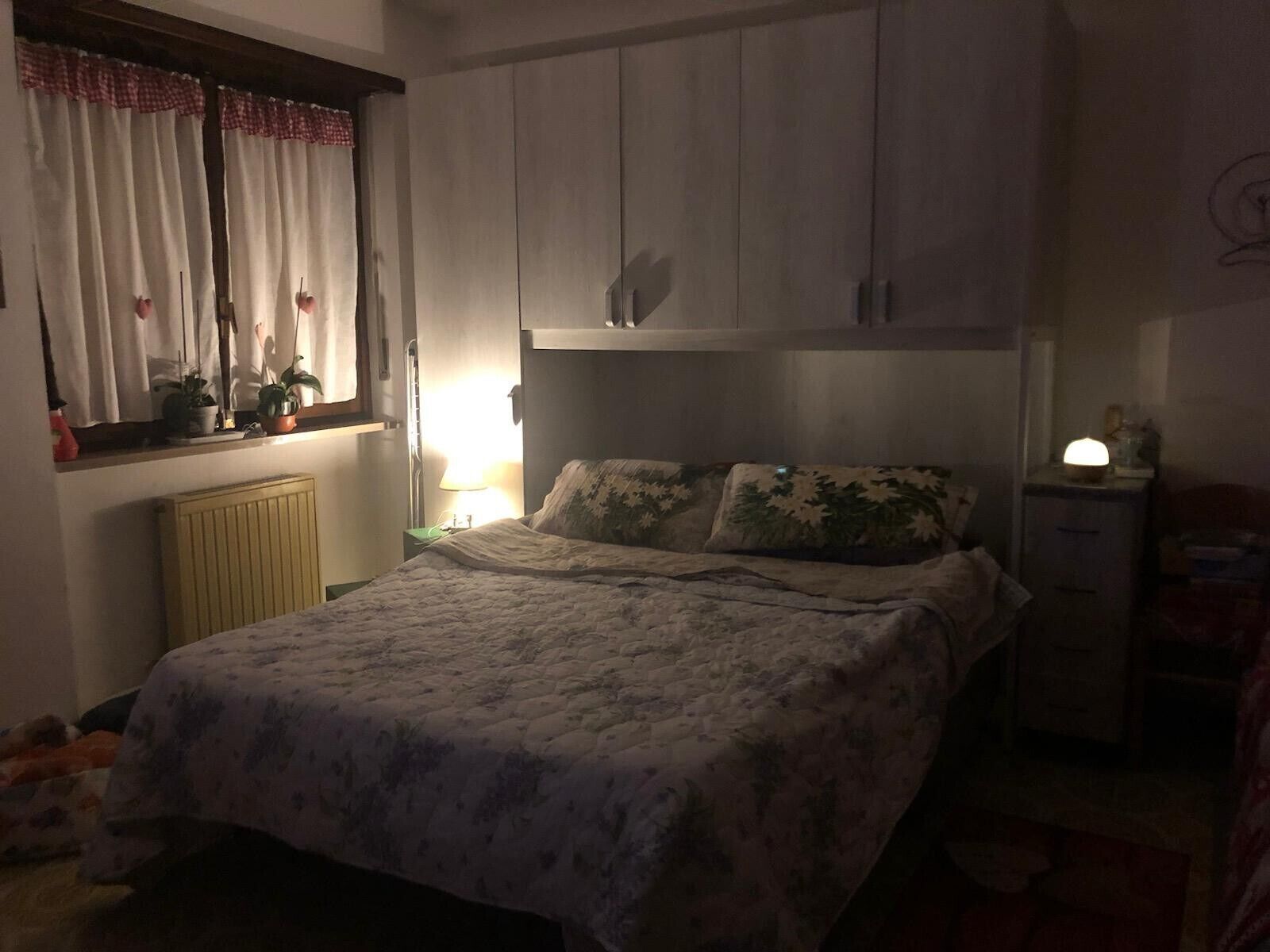 1 slaapkamer, een strijkplank/strijkijzer, gratis wifi, beddengoed