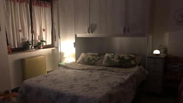 1 slaapkamer, een strijkplank/strijkijzer, gratis wifi, beddengoed