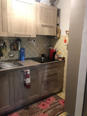 Frigorifero, microonde, forno, piano cottura