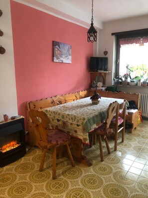 Dining - Studio Apartment 'L'oasi Dei Larici' with Shared Garden and Balcony (Bagnolo Piemonte)
