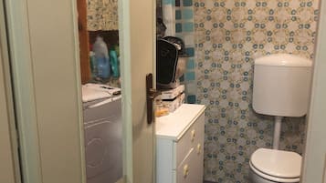 Een douche, een haardroger, handdoeken