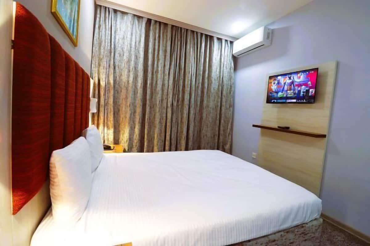 Egyptian cotton sheets, premium bedding, down duvets, pillow-top beds