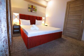 Deluxe dubbelrum eller tvåbäddsrum - utsikt mot staden | Egyptiska bomullslakan, sängtillbehör av högsta kvalitet och duntäcken