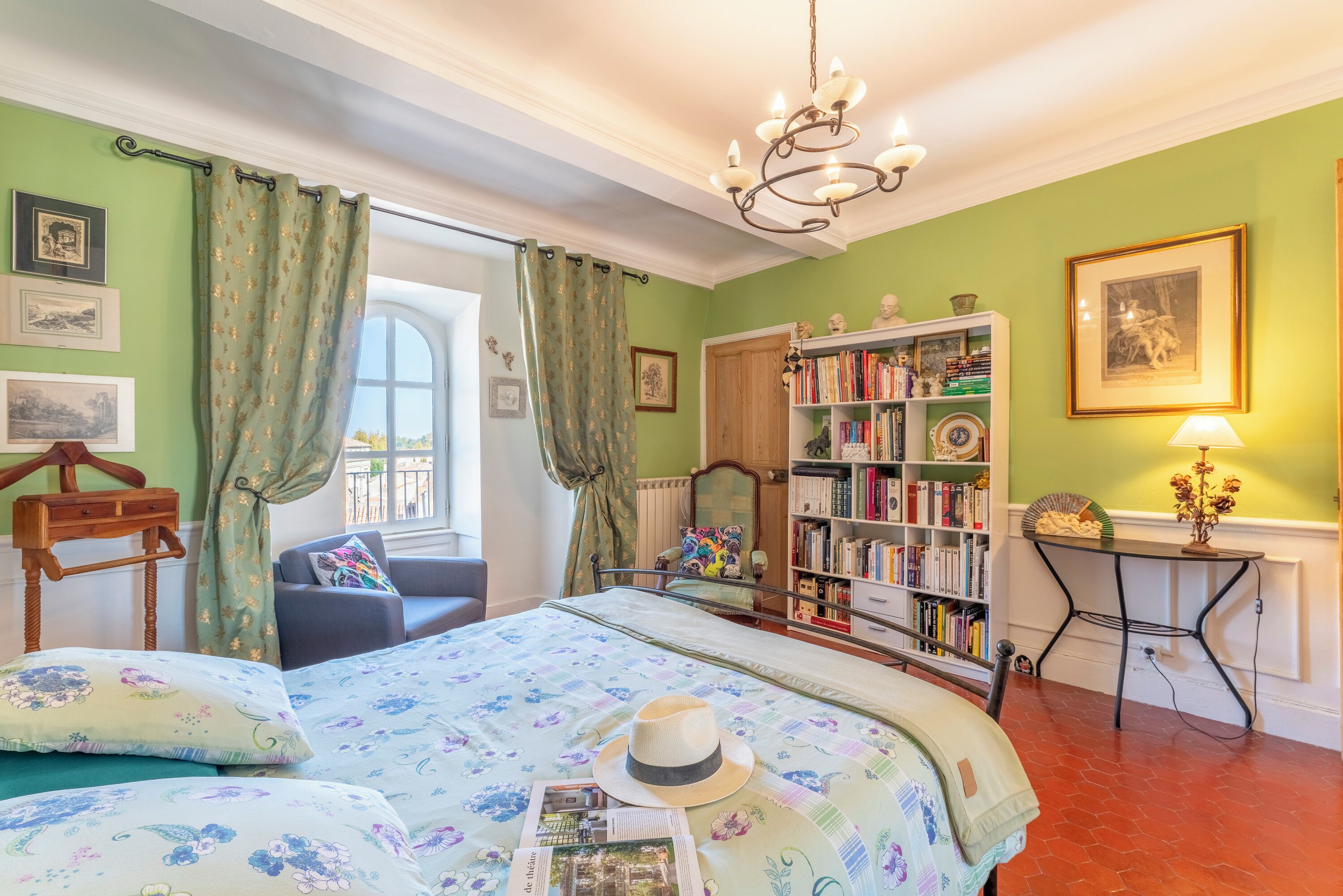 1 habitación, tabla de planchar con plancha, wifi gratis y ropa de cama 