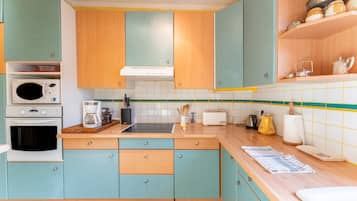 Een koelkast, een microgolfoven, een oven, een kookplaat