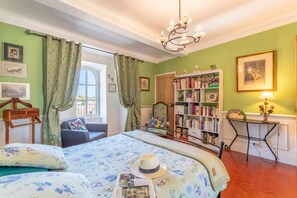 1 habitación, tabla de planchar con plancha, wifi gratis y ropa de cama 