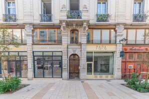 Fachada de edificio con un restaurante, una Papa's Pizza y una tienda.