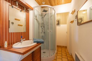 Dusch, hårtork och handdukar