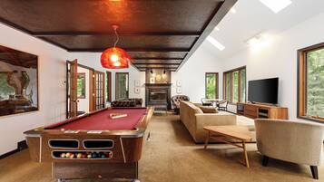 Smart-tv, pejs, videospil, bordtennisbord