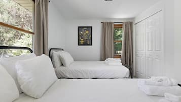 3 bedrooms, desk, free WiFi, bed sheets
