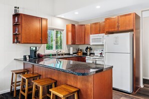 冷蔵庫、電子レンジ、オーブン、コンロ