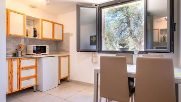 Frigorifero, microonde, piano cottura, macchina per tè/caffè