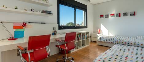 4 bedrooms, WiFi (free), bed sheets