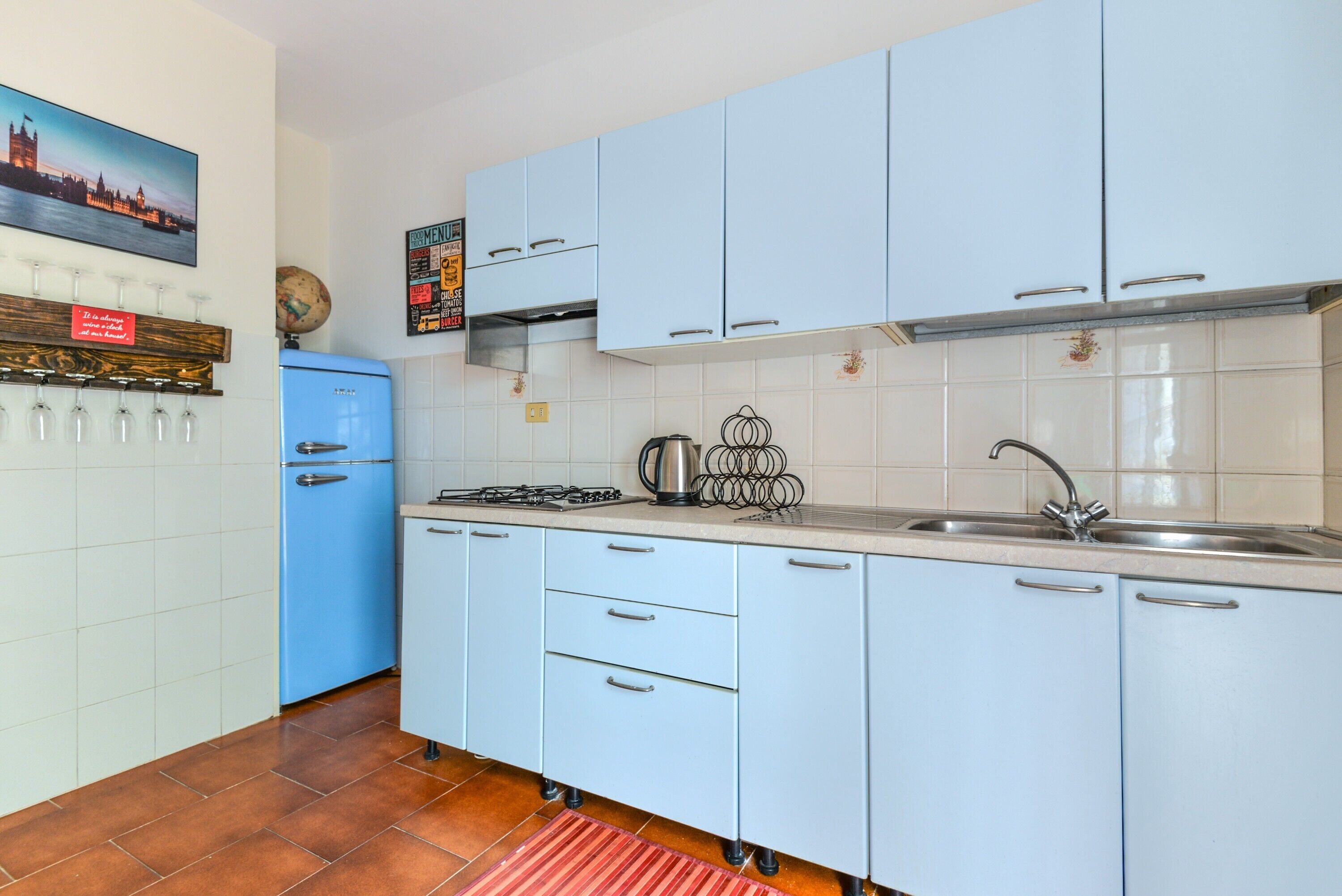 Frigorifero, piano cottura, macchina per tè/caffè, bollitore elettrico