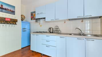 Frigorifero, piano cottura, macchina per tè/caffè, bollitore elettrico