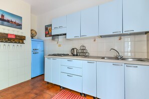 Kylskåp, spishäll, kaffe- och tebryggare och vattenkokare