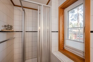 Shower, hair dryer, towels