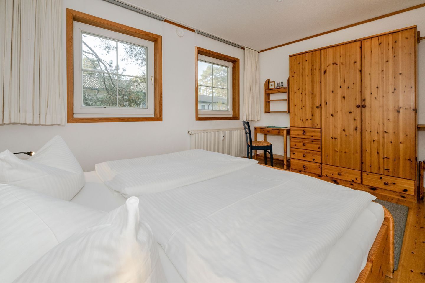 2 bedrooms, desk, WiFi