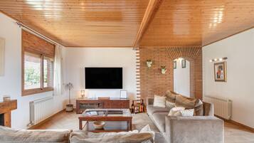 Een televisie en een open haard