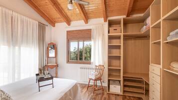 4 slaapkamers, een strijkplank/strijkijzer, gratis wifi, beddengoed