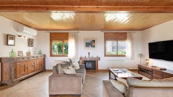 Televisie en een open haard