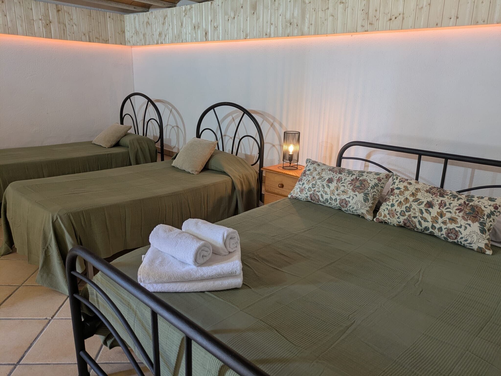4 dormitorios, tabla de planchar con plancha, wifi gratis y ropa de cama