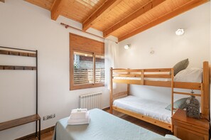 4 bedrooms, iron/ironing board, free WiFi, bed sheets