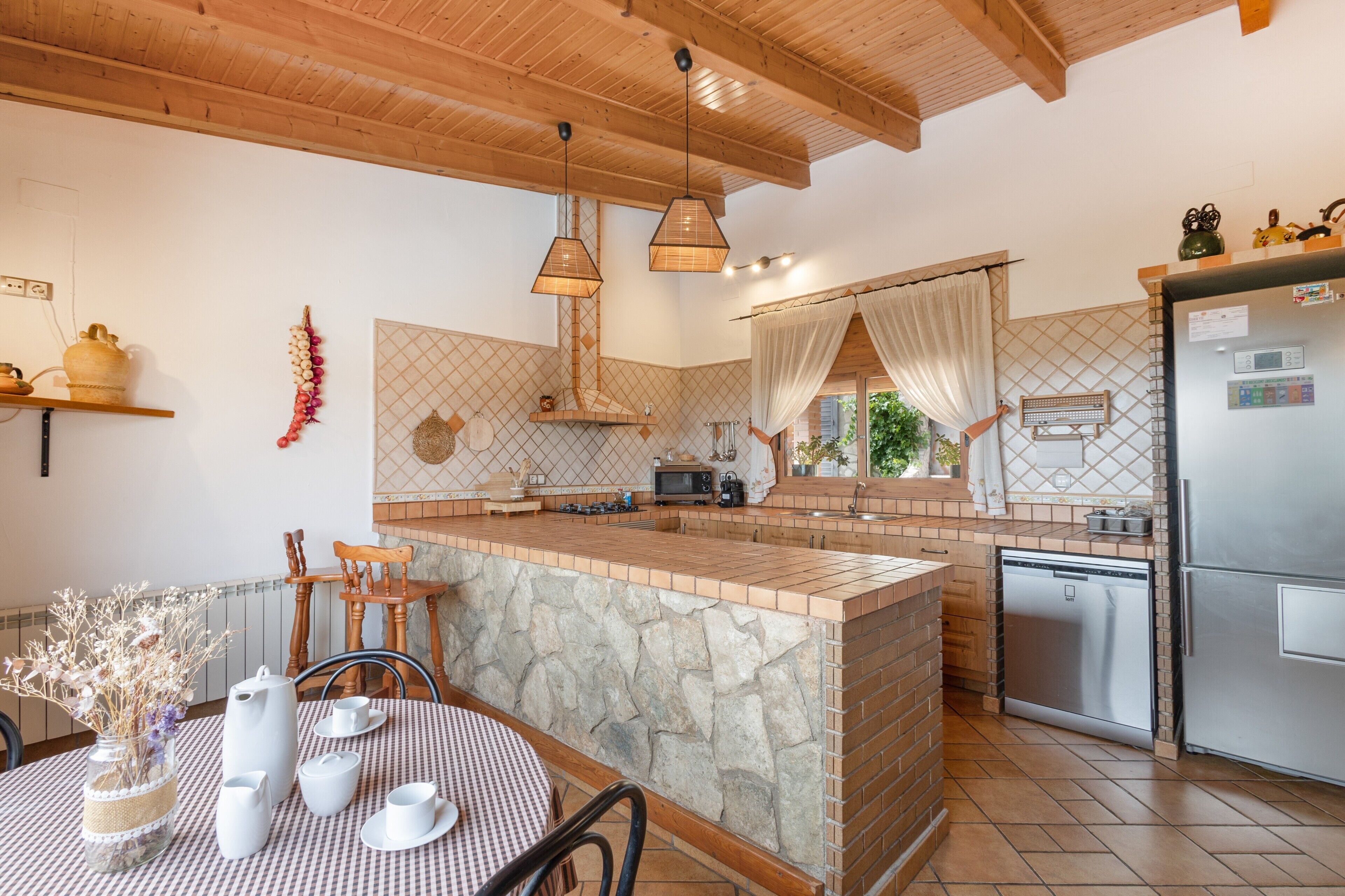 Frigorífico, microondas, horno y placa de cocina