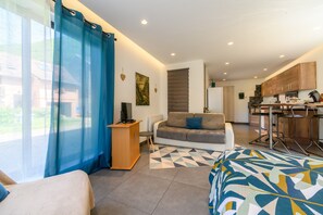 Télévision, table de tennis de table