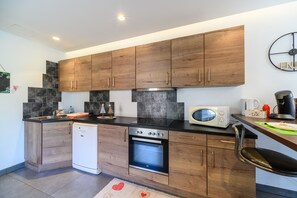 Frigorifero, microonde, forno, piano cottura