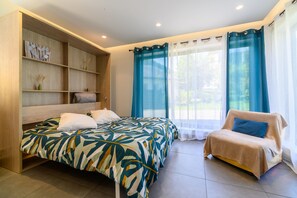 Iron/ironing board, bed sheets