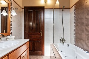 Douche, sèche-cheveux, serviettes fournies