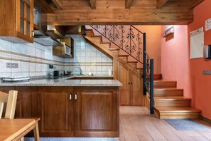 Kylskåp, mikrovågsugn, ugn och spishäll